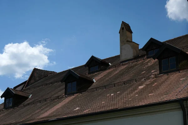 Eski Binalardaki Yatakhaneler Tavan Arasına Çok Fazla Işık Başlık Getiriyor — Stok fotoğraf