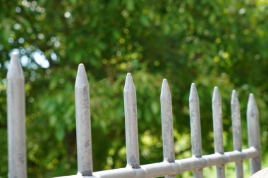 El yapımı çitler açık havada gün ışığında çekilmiş.