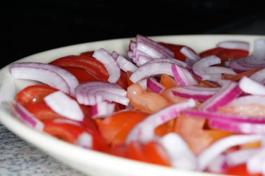 Yıkanmış domatesli ve soğanlı soğan ve domates salatası.