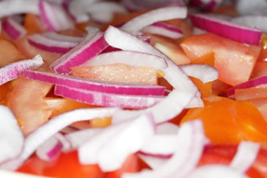 Yıkanmış domatesli ve soğanlı soğan ve domates salatası.