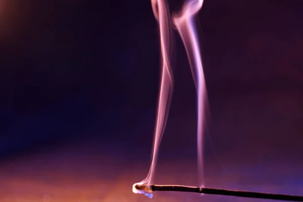 Fumo Multicolore Bastoncino Incenso Con Fogli Colore Fotografato Davanti Flash — Foto Stock