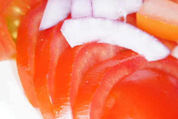 Zwiebel Und Tomatensalat Mit Gewaschenen Tomaten Und Geschälten Zwiebeln — Stockfoto