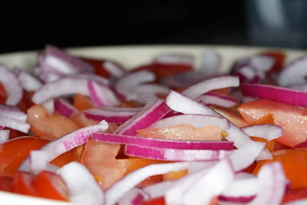 洋葱和西红柿沙拉 带有洗过的西红柿和剥皮洋葱 — 图库照片