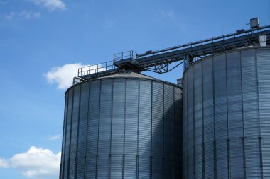 Yazın bir liman bölgesinde eski paslı bir silo fotoğrafı çekildi.                  