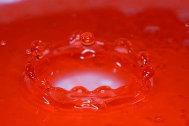 Su damlaları, higspeed flaş ve damlatıcılarla stüdyoda fotoğraflandı.