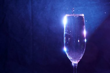 Su damlaları, higspeed flaş ve damlatıcılarla stüdyoda fotoğraflandı.