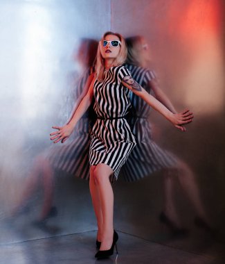 Güneş gözlüklü genç bir kadının portresi.