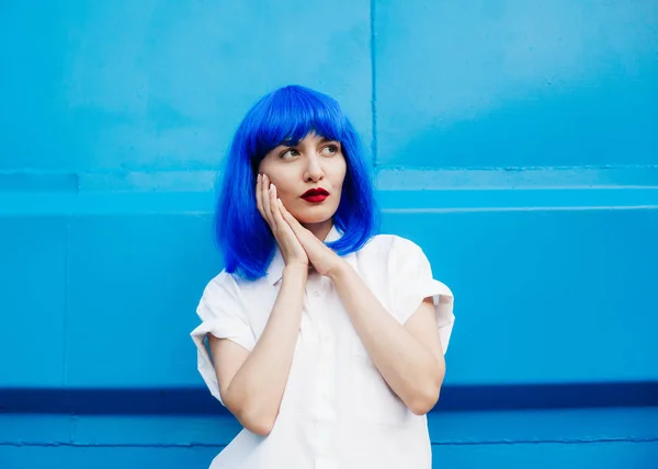 Retrato Uma Jovem Com Cabelo Azul — Fotografia de Stock