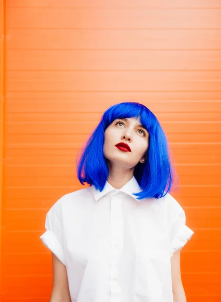 Retrato Uma Jovem Com Cabelo Azul — Fotografia de Stock