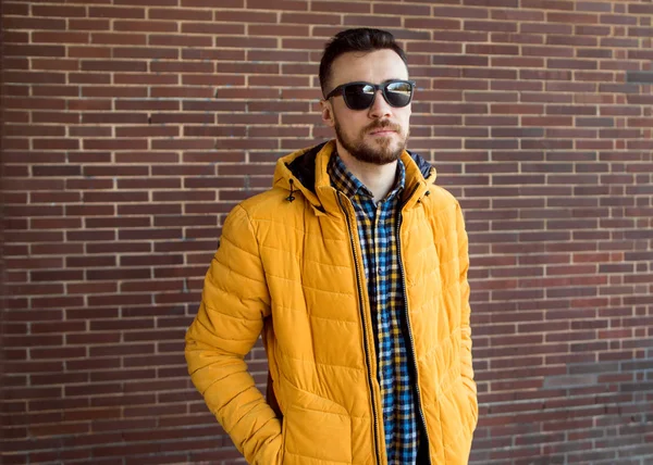 Mode Gars Debout Dans Jaune Posant Près Mur Briques — Photo