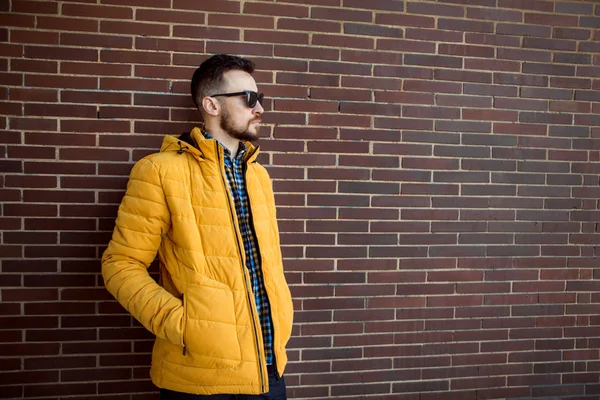 Mode Gars Debout Dans Jaune Posant Près Mur Briques — Photo