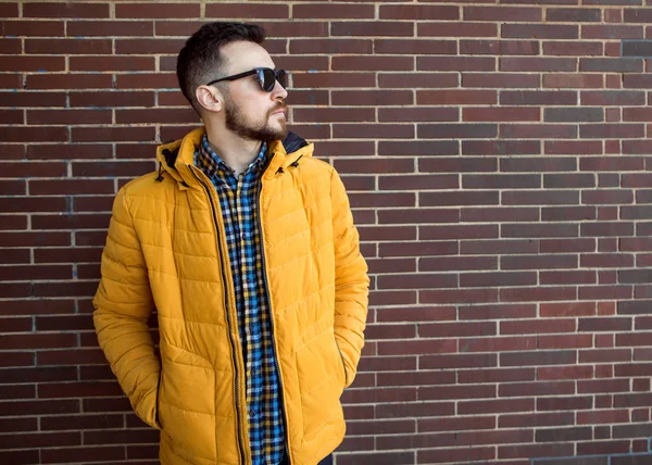 Cara Moda Amarelo Posando Perto Uma Parede Tijolo — Fotografia de Stock