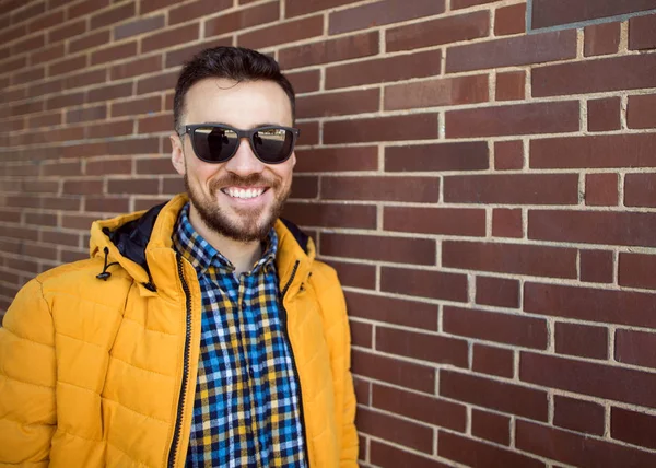 Ragazzo Moda Piedi Giallo Posa Vicino Muro Mattoni — Foto Stock