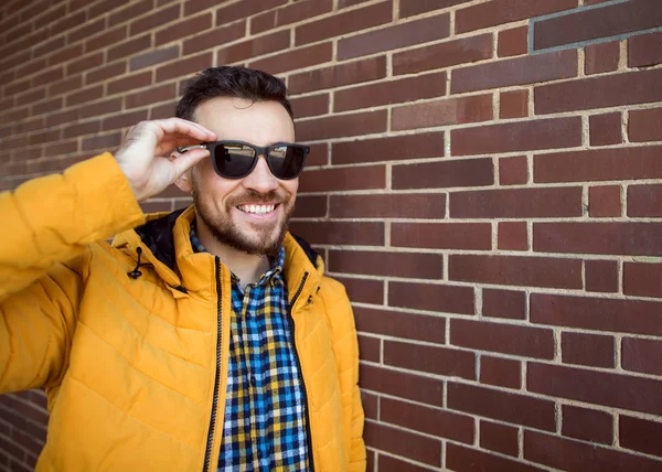 Mode Kerel Permanent Een Geel Poseren Buurt Van Een Muur — Stockfoto