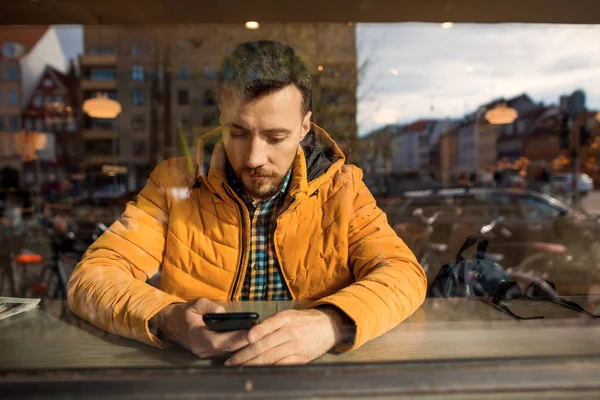 Gözlük Sarı Ceket Bir Kafede Oturan Moda Adam Telefonda Çalışma — Stok fotoğraf