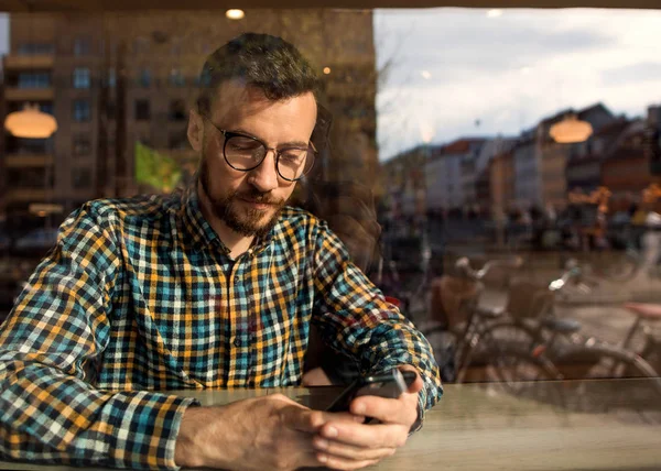 Cara Moda Com Óculos Camisa Xadrez Sentado Café Trabalhando Telefone — Fotografia de Stock