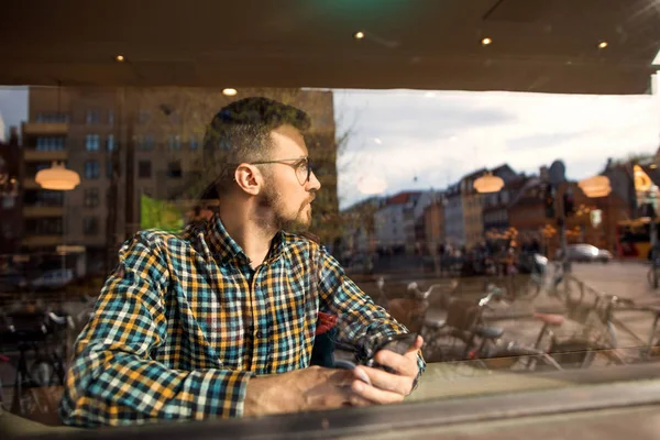 Hombre Moda Con Gafas Camisa Cuadros Sentado Café Trabajando Teléfono —  Fotos de Stock