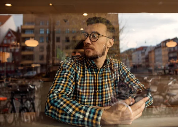 Ragazzo Moda Con Occhiali Camicia Scacchi Seduto Caffè Che Lavora — Foto Stock