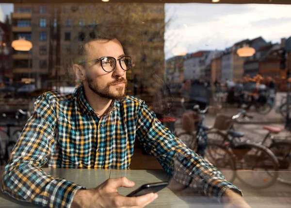 Ragazzo Moda Con Occhiali Camicia Scacchi Seduto Caffè Che Lavora — Foto Stock