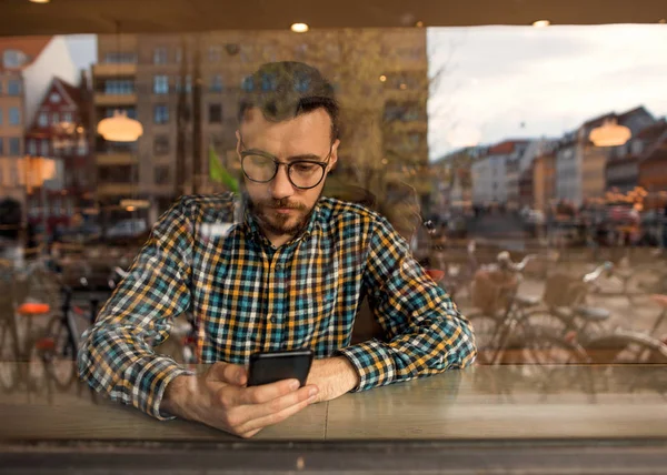 Cara Moda Com Óculos Camisa Xadrez Sentado Café Trabalhando Telefone — Fotografia de Stock