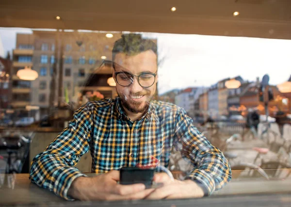 Hombre Moda Con Gafas Camisa Cuadros Sentado Café Trabajando Teléfono —  Fotos de Stock
