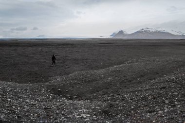 İzlanda'daki kayalar üzerinde turist atlar