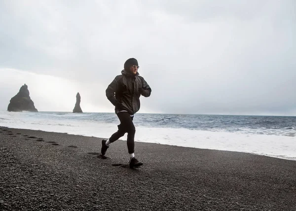 Zlanda Daki Siyah Bir Plajda Adam Atlet Çalışır — Stok fotoğraf