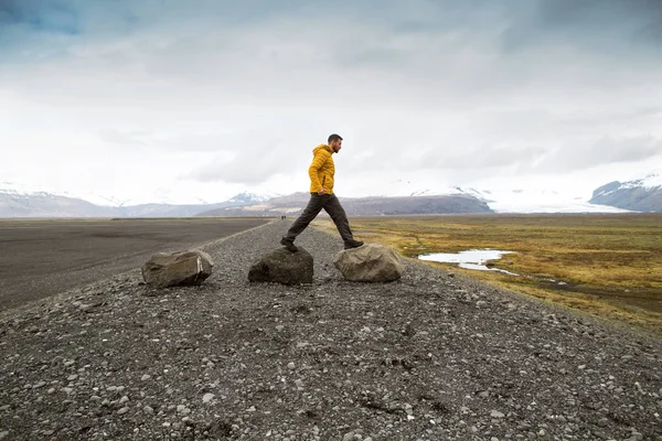 観光客がアイスランドで岩の上ジャンプします — ストック写真