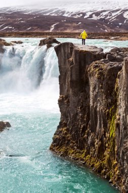 Turistik bir uçurum yakınındaki bir şelale, Özgürlük kavramı üzerinde duruyor.