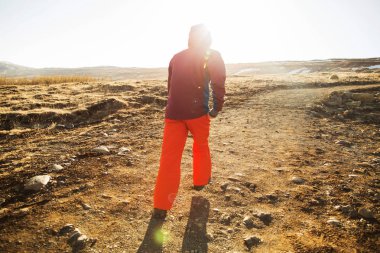 adam turist İzlanda dağlara gitmek