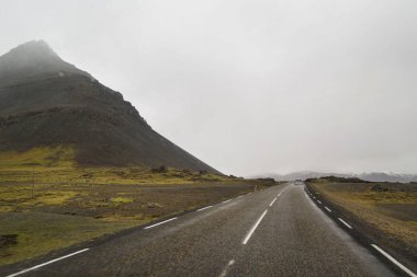 dağlar, İzlanda bakan yol