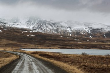 dağ yolu, uzakta karlı dağlar