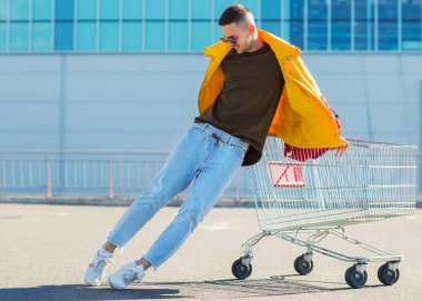 sarı kılığına girmiş bir kentsel duvarının yakınında duran moda adam