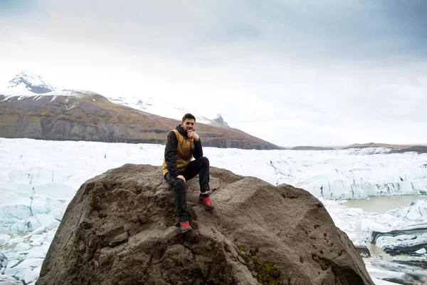 観光は アイスランドの氷河氷山の近くに座っています — ストック写真