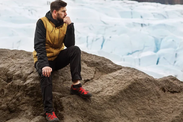 Τουριστική Κάθεται Κοντά Παγόβουνο Παγετώνα Στην Ισλανδία — Φωτογραφία Αρχείου