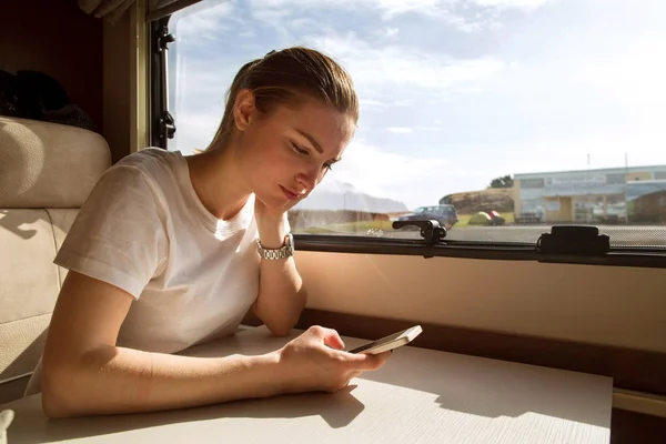 Κορίτσι Ταξιδεύουν Ένα Αυτοκίνητο Ένα Ρυμουλκό Στην Ισλανδία — Φωτογραφία Αρχείου