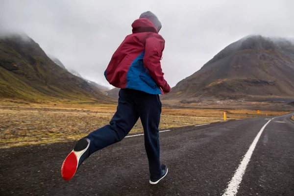 Парень Турист Бегущий Горах Исландии Hoto Движении Расплывчато — стоковое фото