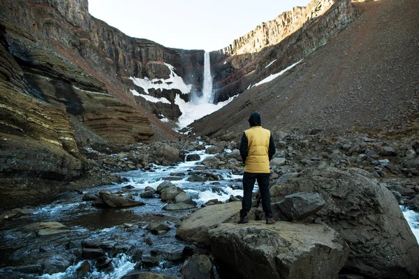 Toerist Staat Met Zijn Terug Kijken Naar Waterval Ijsland — Stockfoto