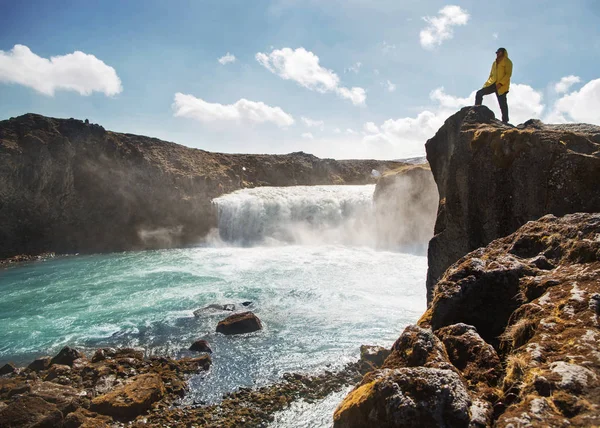 游客站在瀑布附近的悬崖上 自由的概念 — 图库照片