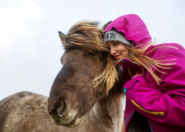 Κορίτσι Ένα Άλογο Αγκάλιασμα Και Γέλιο — Φωτογραφία Αρχείου