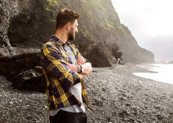 男子游客站在海滩上日落冰岛在格子衫 — 图库照片
