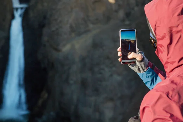 Zlanda Daki Dağlarda Bir Şelale Fotoğrafını Çekmek Adam Turizm — Stok fotoğraf