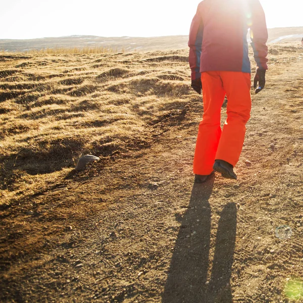 男観光はアイスランドの山へ行く — ストック写真