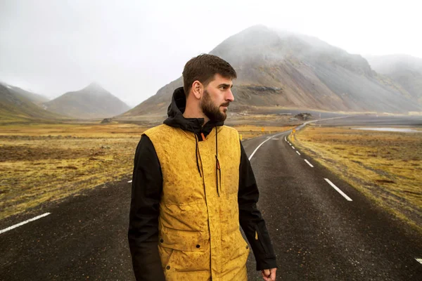 Type Vêtu Manteau Jaune Descend Route Dans Les Montagnes Touriste — Photo