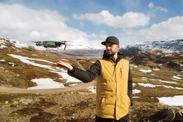 Guy Toeristische Lanceert Quadrocopter Met Handen Bergen Een Toerist Het — Stockfoto