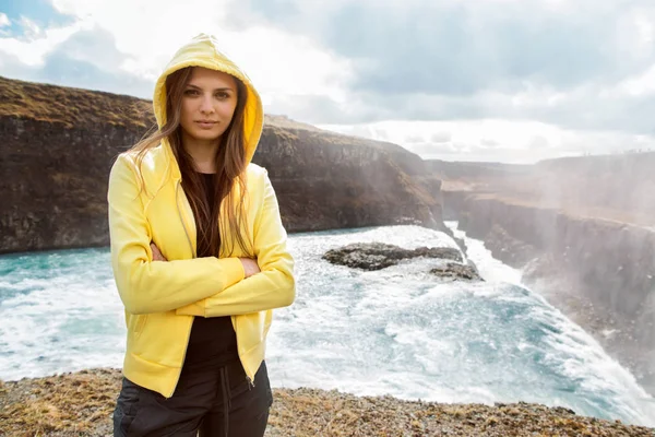 Vrije Gelukkige Vrouw Genieten Van Aard Schoonheid Meisje Buiten Concept — Stockfoto