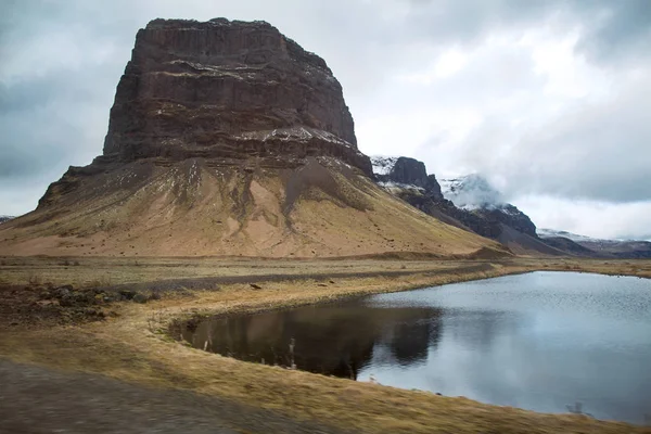 アイスランドの山を望む風景します — ストック写真