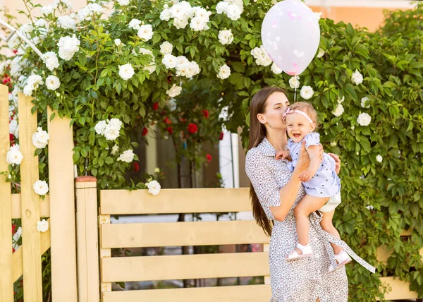 Mamma Con Figlia Innamorata Cammina Nel Compleanno — Foto Stock