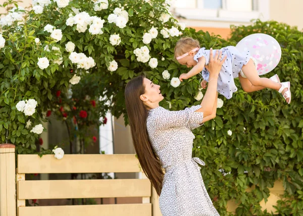 Mamma Con Figlia Innamorata Cammina Giardino — Foto Stock