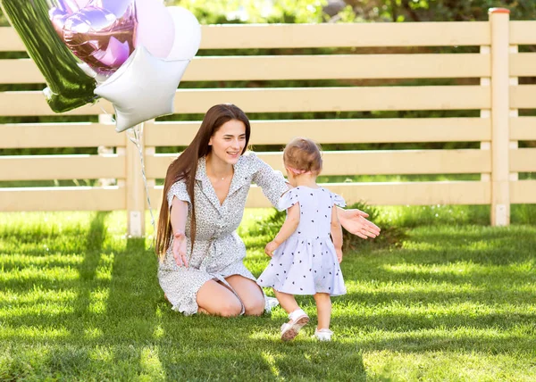 Mãe Com Filha Amor Caminha Aniversário — Fotografia de Stock